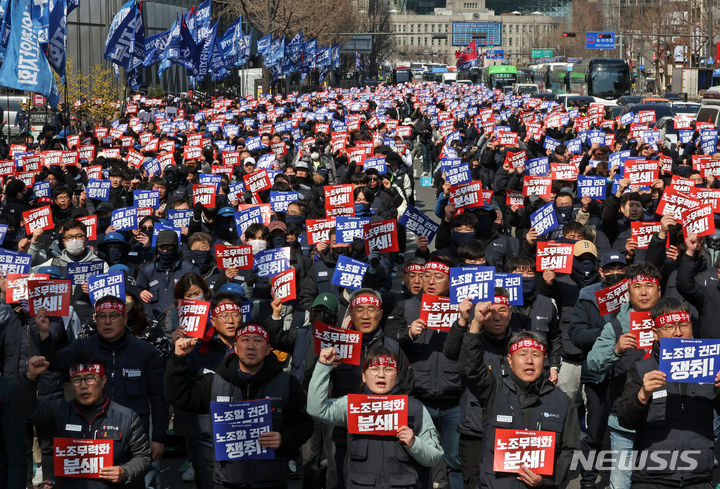 [서울=뉴시스] 조성우 기자 = 전국금속노동조합 조합원들이 지난 20일 오후 서울 중구 세종대로 일대에서 열린 금속노조 2024년 투쟁 선포식에서 윤석열 정부 규탄 구호를 외치고 있다. 2024.03.20. xconfind@newsis.com