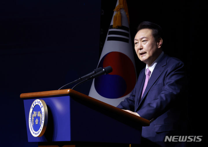 [서울=뉴시스] 전신 기자 = 윤석열 대통령이 20일 서울 영등포구 63컨벤션센터에서 열린 제51회 상공의 날 기념식에서 '자유주의 경제시스템에서 기업활동의 자유와 국가의 역할' 주제로 특별강연을 하고 있다. (대통령실통신사진기자단) 2024.03.20. photo1006@newsis.com