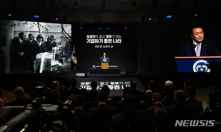 [서울=뉴시스] 전신 기자 = 윤석열 대통령이 20일 서울 영등포구 63컨벤션센터에서 열린 제51회 상공의 날 기념식에서 '자유주의 경제시스템에서 기업활동의 자유와 국가의 역할' 주제로 특별강연을 하고 있다. (대통령실통신사진기자단) 2024.03.20. photo1006@newsis.com