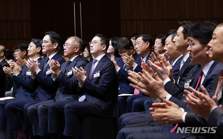 [서울=뉴시스] 전신 기자 = 이재용 삼성전자 회장, 정의선 현대차그룹 회장, 구광모 LG그룹 회장 등 참석자들이 20일 서울 영등포구 63컨벤션센터에서 열린 제51회 상공의 날 기념식에서 윤석열 대통령의 특별강연에 박수 보내고 있다. (대통령실통신사진기자단) 2024.03.20. photo1006@newsis.com