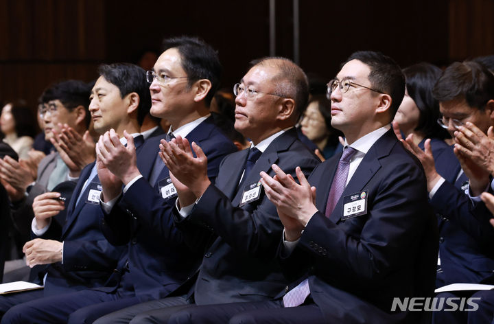 [서울=뉴시스] 전신 기자 = 이재용 삼성전자 회장, 정의선 현대차그룹 회장, 구광모 LG그룹 회장 등 참석자들이 20일 서울 영등포구 63컨벤션센터에서 열린 제51회 상공의 날 기념식에서 윤석열 대통령의 특별강연에 박수 보내고 있다. (대통령실통신사진기자단) 2024.03.20. photo1006@newsis.com
