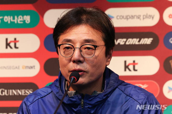 [서울=뉴시스] 권창회 기자 = 황선홍 대한민국 축구 국가대표팀 감독이 20일 오후 서울 마포구 서울월드컵경기장에서 열린 2026 FIFA 북중미 월드컵 2차예선 태국과의 경기 전 공식 기자회견에서 발언하고 있다. 2024.03.20. kch0523@newsis.com