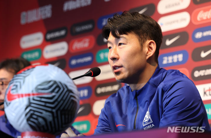 [서울=뉴시스] 권창회 기자 = 손흥민이 20일 오후 서울 마포구 서울월드컵경기장에서 열린 2026 FIFA 북중미 월드컵 2차예선 태국과의 경기 전 공식 기자회견에서 발언하고 있다. 2024.03.20. kch0523@newsis.com