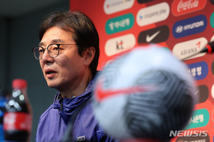 [서울=뉴시스] 권창회 기자 = 황선홍 대한민국 축구 국가대표팀 감독이 20일 오후 서울 마포구 서울월드컵경기장에서 열린 2026 FIFA 북중미 월드컵 2차예선 태국과의 경기 전 공식 기자회견에서 발언하고 있다. 2024.03.20. kch0523@newsis.com
