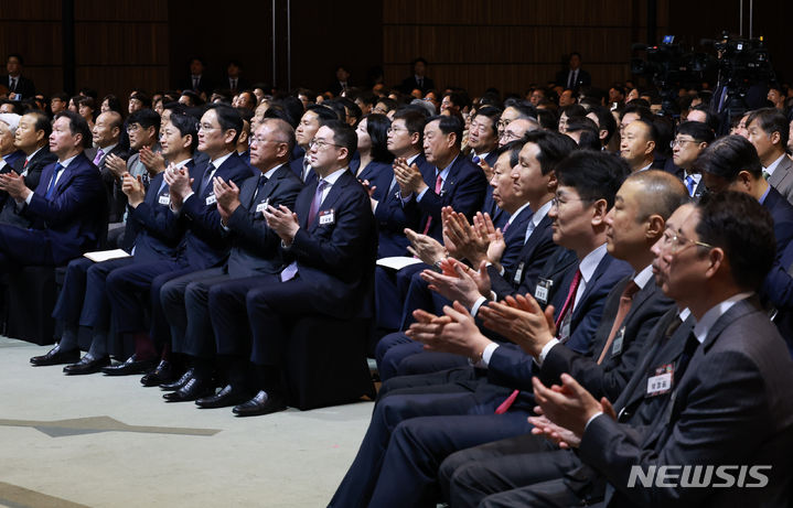 [서울=뉴시스] 전신 기자 = 20일 서울 영등포구 63컨벤션센터에서 열린 제51회 상공의 날 기념식에서 참석자들이 윤석열 대통령의 특별강연을 들으며 박수 치고 있다. 조현준(앞줄 오른쪽부터) 효성그룹 회장, 박정원 두산그룹 회장, 구자은 LS그룹 회장, 조원태 한진그룹 회장, 정기선 HD현대 부회장, 신동빈 롯데그룹 회장, 구광모 LG그룹 회장, 정의선 현대차그룹 회장, 이재용 삼성전자 회장, 안덕근 산업통상자원부 장관, 최태원 대한상공회의소 회장. (대통령실통신사진기자단) 2024.03.20. photo1006@newsis.com