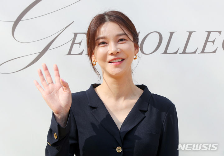[서울=뉴시스] 김혜진 기자 = 배우 차예련이 20일 오후 서울 종로구 운현궁에서 열리는 미스지콜렉션 2024 F/W 패션쇼에 앞서 포즈를 취하고 있다. 2024.03.20. jini@newsis.com