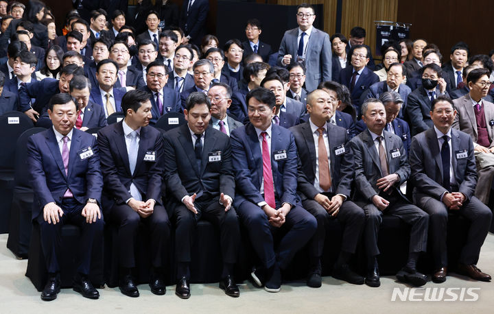 [서울=뉴시스] 전신 기자 = 20일 서울 영등포구 63컨벤션센터에서 열린 제51회 상공의 날 기념식에서 신동빈(앞줄 왼쪽부터) 롯데그룹 회장, 정기선 HD현대 부회장, 정용진 신세계그룹 회장, 조원태 한진그룹 회장, 구자은 LS그룹 회장, 박정원 두산그룹 회장, 조현준 효성그룹 회장이 참석해 있다. (대통령실통신사진기자단) 2024.03.20. photo1006@newsis.com