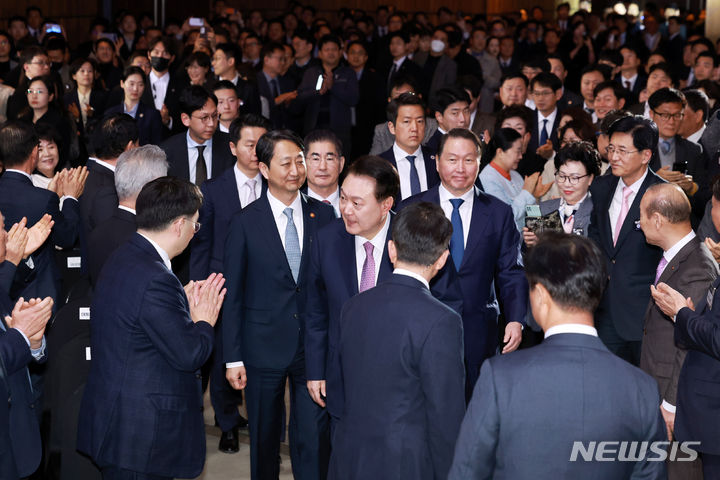 [서울=뉴시스] 전신 기자 = 윤석열 대통령이 20일 서울 영등포구 63컨벤션센터에서 열린 제51회 상공의 날 기념식에 입장하고 있다. (대통령실통신사진기자단) 2024.03.20. photo1006@newsis.com