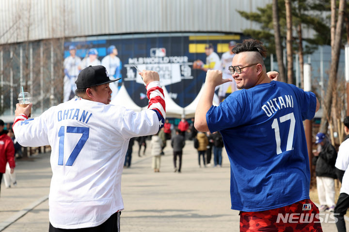 [서울=뉴시스] 김선웅 기자 = 20일 서울 고척스카이돔에서 야구팬들이 미국프로야구(MLB) 공식 개막전 LA 다저스 vs 샌디에이고 파드리스 경기를 관람하기 위해 입장하고 있다. 2024.03.20. mangusta@newsis.com
