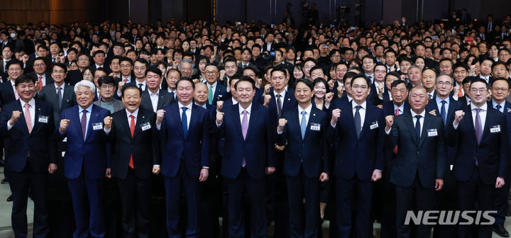 [서울=뉴시스] 전신 기자 = 윤석열 대통령이 20일 서울 영등포구 63컨벤션센터에서 열린 제51회 상공의 날 기념식에서 참석자들과 기념촬영하고 있다. 앞줄 오른쪽부터 구광모 LG그룹 회장, 정의선 현대차그룹 회장, 이재용 삼성전자 회장, 안덕근 산업통상자원부 장관, 윤 대통령, 최태원 대한상공회의소 회장. (대통령실통신사진기자단) 2024.03.20. photo1006@newsis.com