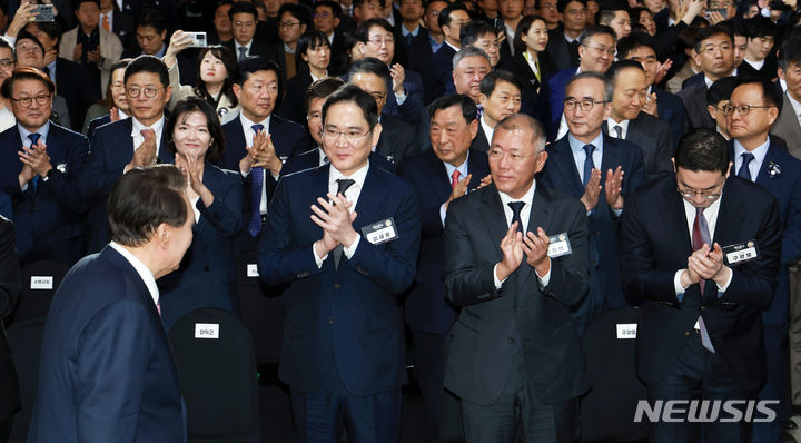 [서울=뉴시스] 전신 기자 = 윤석열 대통령이 20일 서울 영등포구 63컨벤션센터에서 열린 제51회 상공의 날 기념식을 마친 뒤 이동하고 있다. (대통령실통신사진기자단) 2024.03.20. photo1006@newsis.com