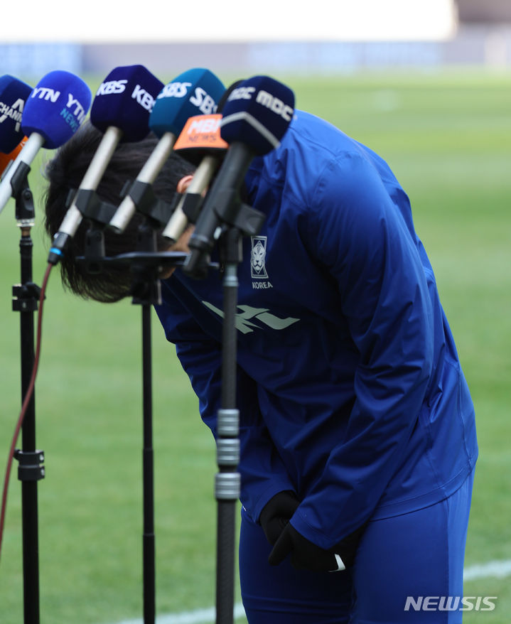 [서울=뉴시스] 권창회 기자 = 대한민국 축구 국가대표팀 이강인이 20일 오후 서울 마포구 서울월드컵경기장에서 열린 2026 FIFA 북중미 월드컵 2차 예선 태국과의 경기 전 훈련에 앞서 심경을 밝히고 인사하고 있다. 2024.03.20. kch0523@newsis.com
