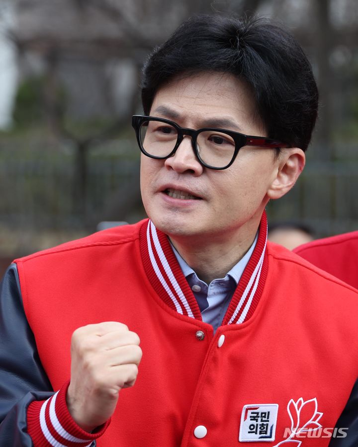  [안양=뉴시스] 조성봉 기자= 한동훈 국민의힘 비대위원장이 20일 경기 안양시 초원어린이공원에서 거리연설을 하고 있다.(공동취재) 2024.03.20. photo@newsis.com