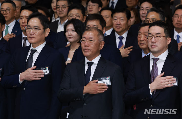 [서울=뉴시스] 전신 기자 = 이재용 삼성전자 회장, 정의선 현대차그룹 회장, 구광모 LG그룹 회장이 20일 서울 영등포구 63컨벤션센터에서 열린 제51회 상공의 날 기념식에서 국기에 대한 경례를 하고 있다. (대통령실통신사진기자단) 2024.03.20. photo1006@newsis.com
