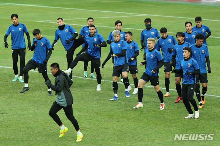 [서울=뉴시스] 권창회 기자 = 태국 축구 국가대표팀 선수들이 20일 오후 서울 마포구 서울월드컵경기장에서 2026 FIFA 북중미 월드컵 2차 예선 한국과의 경기를 앞두고 공식훈련을 하고 있다. 2024.03.20. kch0523@newsis.com