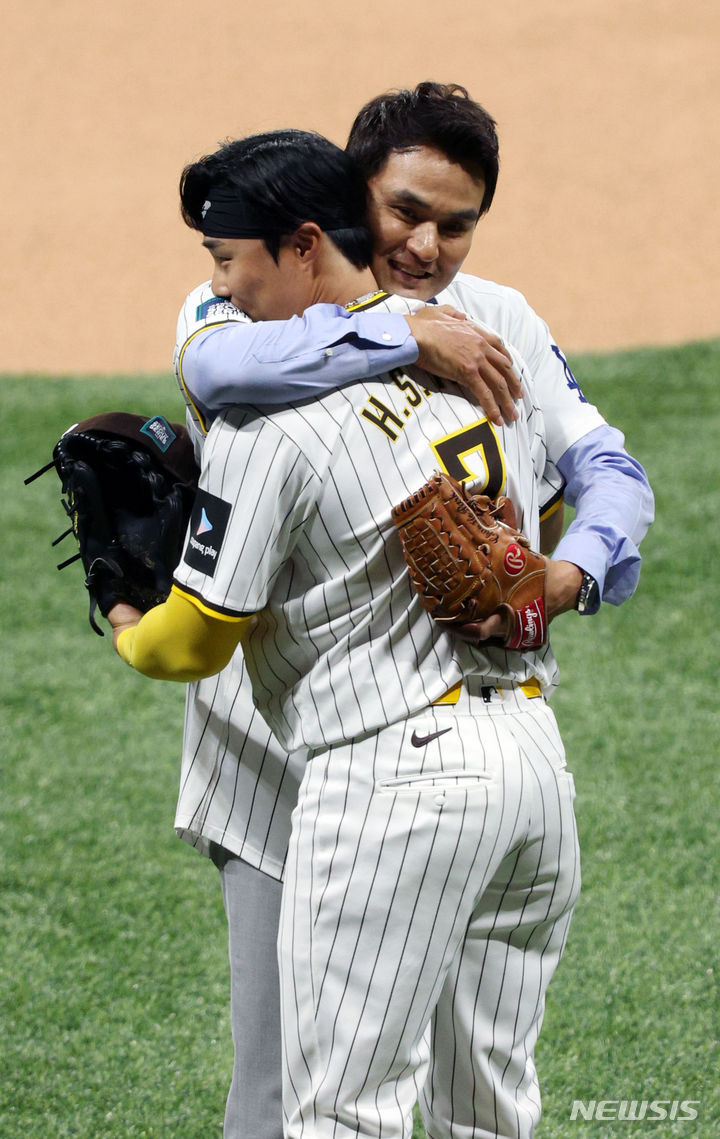 [서울=뉴시스] 정병혁 기자 = 20일 서울 고척스카이돔에서 열린 2024년 미국프로야구 메이저리그(MLB) 정규시즌 개막전 로스앤젤레스 다저스와 샌디에이고 파드리스의 경기에서 시구자로 나선 박찬호가 김하성과 포옹하고 있다. (공동취재) 2024.03.20. photo@newsis.com