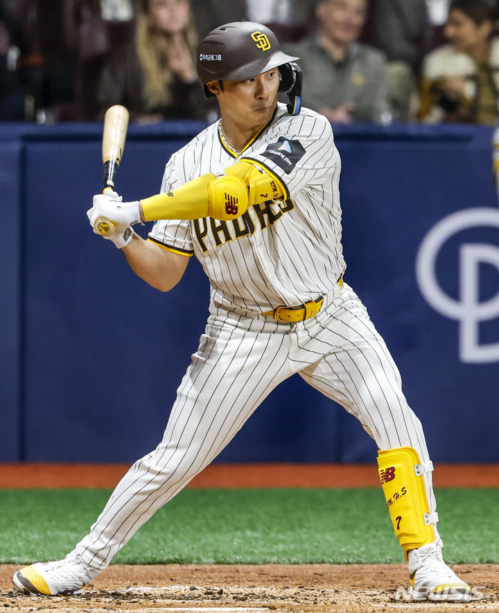 [서울=뉴시스] 정병혁 기자 = 20일 오후 서울 고척스카이돔에서 미국프로야구(MLB) 공식 개막전 LA다저스 대 샌디에이고 파드리스 경기, 2회말 1사 주자없는 상황 샌디에이고 김하성이 타격하고 있다. 결과는 플라이아웃. 2024.03.20. jhope@newsis.com