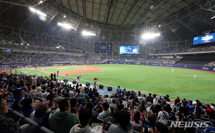 [서울=뉴시스] 김선웅 기자 = 20일 서울 고척스카이돔에서 열린 2024년 미국프로야구 메이저리그(MLB) 정규시즌 개막전 로스앤젤레스 다저스와 샌디에이고 파드리스의 경기, 야구 팬들이 경기를 관람하고 있다. (공동취재) 2024.03.20. photo@newsis.com