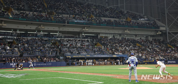 [서울=뉴시스] 정병혁 기자 = 20일 서울 고척스카이돔에서 2024년 미국프로야구 메이저리그(MLB) 정규시즌 개막전 LA 다저스와 샌디에이고 파드리스의 경기가 열리고 있다. 2023.03.20. jhope@newsis.com