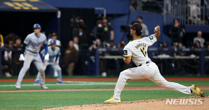 [서울=뉴시스] 김선웅 기자 = 20일 서울 고척스카이돔에서 열린 미국프로야구(MLB) 공식 개막전 LA 다저스 vs 샌디에이고 파드리스 1차전 경기, 3회초 샌디에이고 선발투수 다르빗슈가 역투하고 있다. 2024.03.20. mangsta@newsis.com