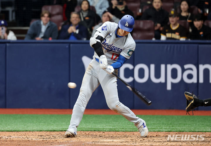 [서울=뉴시스] 김선웅 기자 = 20일 오후 서울 고척스카이돔에서 열린 미국프로야구(MLB) 공식 개막전 LA다저스 대 샌디에이고 파드리스 1차전 경기, 8회초 1사 1,2루 때 LA 다저스 오타니 쇼헤이가 1타점 적시타를 치고 있다. (공동취재) 2024.03.20. photo@newsis.com