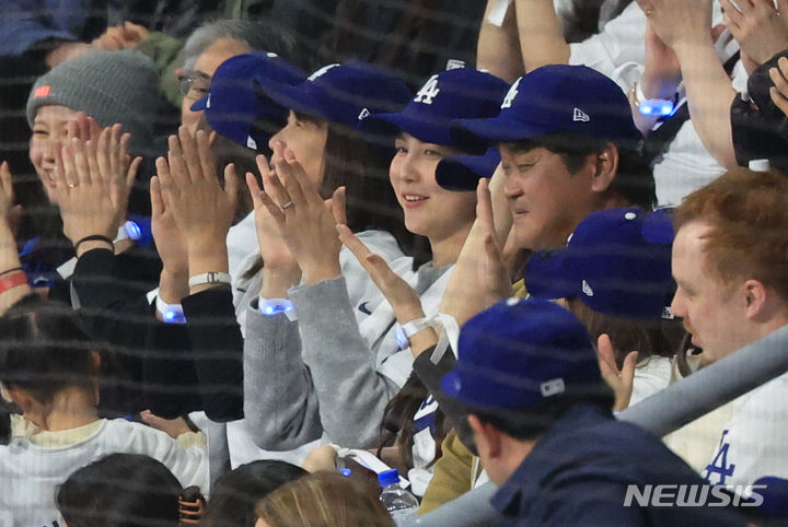 [서울=뉴시스] 정병혁 기자 = LA다저스 오타니 쇼헤이의 아내 다나카 마미코와 모친 카요코를 비롯한 가족들이 20일 서울 고척스카이돔에서 열린 미국프로야구(MLB) 공식 개막전 LA 다저스와 샌디에이고 파드리스 1차전 경기, 8회초 1사 1,2루에서 적시타를 친 오타니를 보며 손뼉을 치고 있다.(공동취재) 2024.03.20. photo@newsis.com