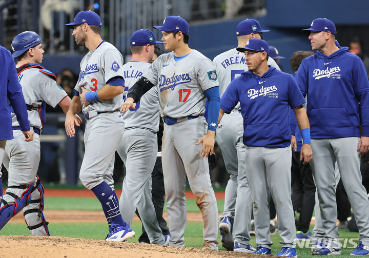[서울=뉴시스] 정병혁 기자 = 20일 오후 서울 고척스카이돔에서 미국프로야구(MLB) 공식 개막전 LA다저스 대 샌디에이고 파드리스 1차전 경기, 5대2로 승리한 LA 다저스 선수들이 기뻐하고 있다..(공동취재) 2024.03.20. photo@newsis.com