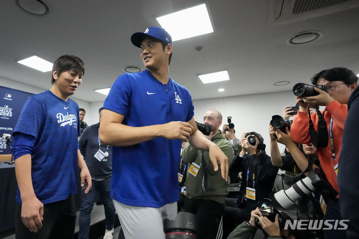 [서울=AP/뉴시스] 16일 서울 고척스카이돔에서 열린 메이저리그(MLB) 월드투어 서울시리즈 기자회견에서 오타니 쇼헤이(LA 다저스)와 그의 통역 미즈하라 잇페이의 모습. 2024.03.16