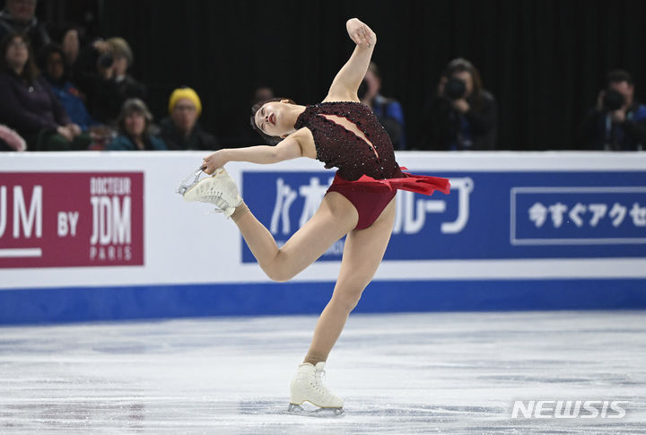 [몬트리올=AP/뉴시스] 유영이 20일(현지시각) 캐나다 몬트리올 벨 센터에서 열린 2024 국제빙상경기연맹(ISU) 피겨스케이팅 세계선수권대회 여자 싱글 쇼트 프로그램에 출전해 연기하고 있다. 유영은 67.37점으로 5위를 기록했다. 2024.03.21.
