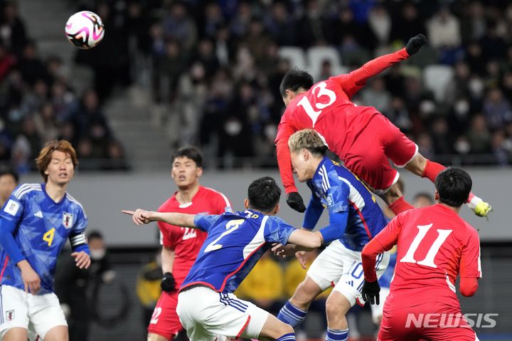 [도쿄=AP/뉴시스]지난 3월21일 도쿄 국립경기장에서 일본과 북한의 2026년 국제축구연맹(FIFA) 월드컵 예선 경기에서 양팀 선수들이 공을 다투고 있다. 북한은 6일(한국시각) 시리아와의 월드컵 아시아 지역 2차 예선 5차전에서 1-0 승리를 거뒀다. 2024.03.24.