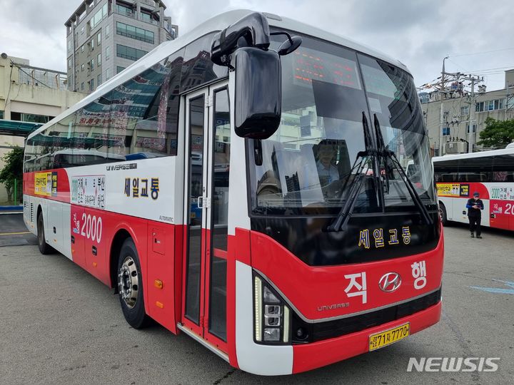 [거제=뉴시스] 신정철 기자= 거제시는 오는 4월 1일부터 장승포↔부산(서부) 간 시외버스가 아주동(한화오션 남문)을 경유하여 운행한다고 21일 밝혔다.(사진=뉴시스DB).2024.03.21. sin@newsis.com