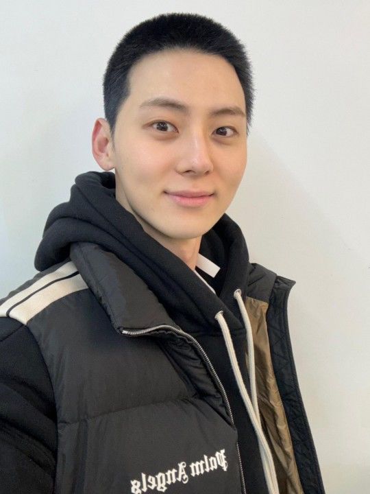 [서울=뉴시스] 황민현. (사진=위버스 캡처) 2024.03.21. photo@newsis.com *재판매 및 DB 금지