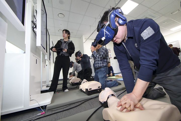 [서율=뉴시스] KT가 경기도 분당 빌딩 심폐소생술(CPR) 교육장에서 임직원들을 대상으로 가상현실(VR)등 체험교육 장비로 안전보건 교육을 시행했다. (사진=KT 제공) *재판매 및 DB 금지