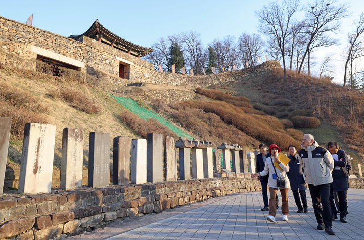 유인촌 문화체육관광부 장관이 20일 충남 공주시를 방문해 공산성을 둘러보고 있다. (사진=문화체육관광부 제공) photo@newsis.com *재판매 및 DB 금지