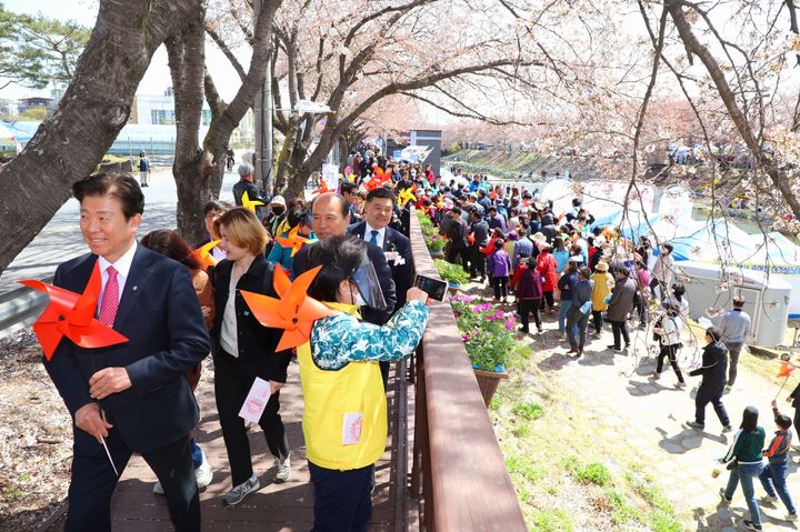 [금산=뉴시스] 2013년 충남 금산천에서 개최된 제4회 한마음 치매극복 걷기행사.  *재판매 및 DB 금지