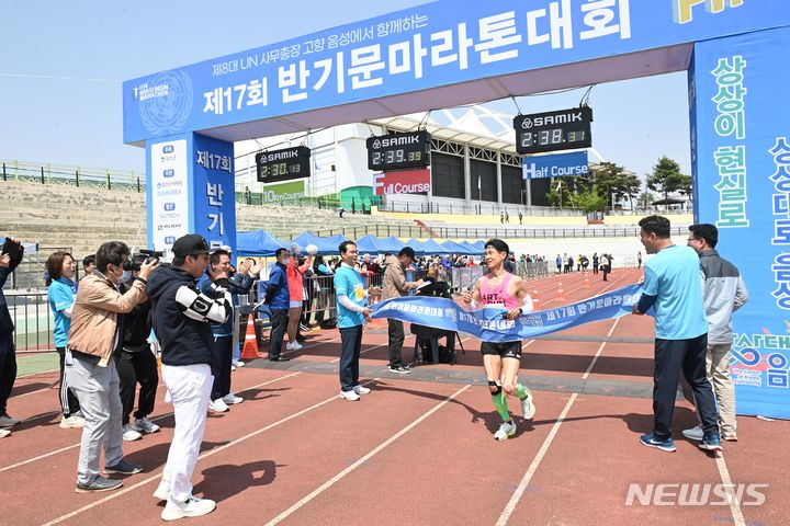 [음성=뉴시스] 18회 반기문마라톤대회가 다음 달 28일 충북 음성군에서 열린다. 사진은 2023년 대회 장면. (사진=음성군 제공) 2024.03.21. photo.newsis.com 