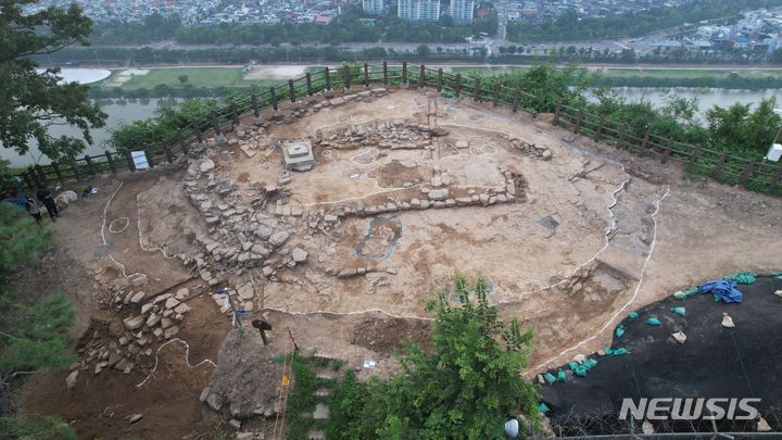 [진주=뉴시스]21일 경상남도 기념물로 지정예고된 '진주 망진산 봉수대'.(사진=경남도 제공) 2024.03.21. photo@newsis.com