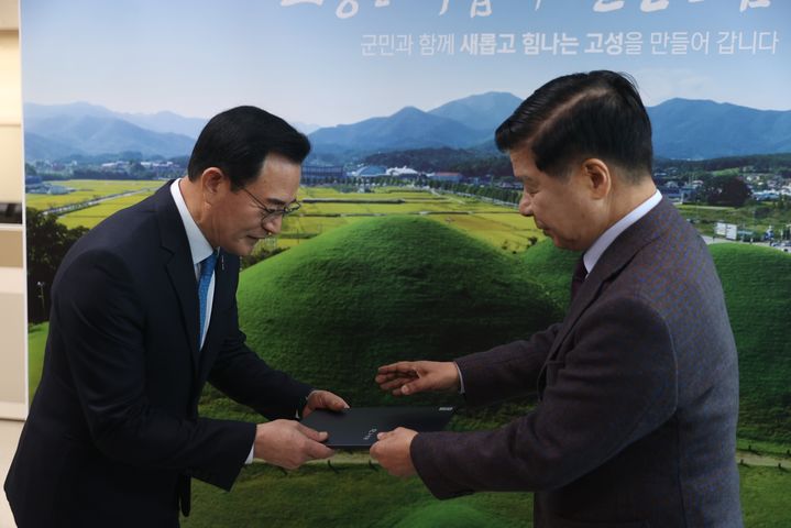 [고성(경남)=뉴시스] 신정철 기자= 경남 고성문화관광재단은 21일 초대 대표이사로 임왕건(왼쪽) 전 창원대 행정학과 교수를 임명했다.사진은 이상근 재단이사장이 임명장을 수여하고 있다.(사진=고성군 제공).2024.03.21. photo@newsis.com *재판매 및 DB 금지