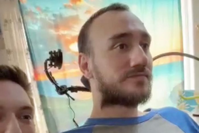 [서울=뉴시스] 사진은 일론 머스크가 설립한 뉴럴링크사가 지난해 3월 20일 두뇌에 칩을 이식한 전신마비 환자가 컴퓨터 스크린에서 커서를 옮기는 모습을 공개한 장면.(출처=뉴럴링크 홈페이지) 2025.12.19.&nbsp; *재판매 및 DB 금지