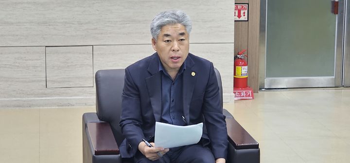 천범산 충북도교육청 부교육감이 21일 충북도교육청 브리핑실에서 늘봄학교 추진상황을 설명하고 있다.2024.03.21.kipoi@newsis.com *재판매 및 DB 금지