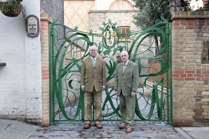 길버트와 조지 센터 게이트 앞에서 길버트와 조지, 런던, 2023.© Gilbert & George *재판매 및 DB 금지