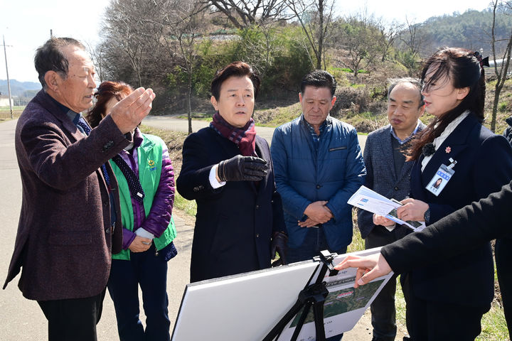 [진주=뉴시스]조규일 진주시장, 옛 반성역~현 반성역 구간 도로확장 현장 방문.(사진=진주시 제공).2024.03.21.photo@newsis.com *재판매 및 DB 금지