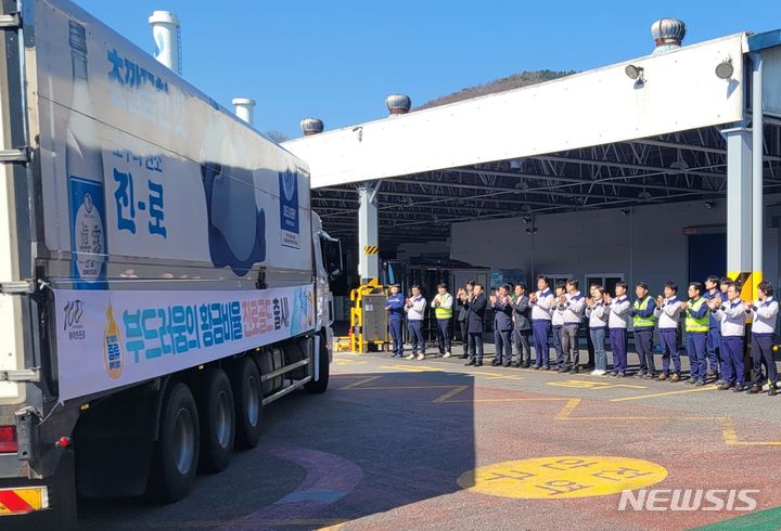 [서울=뉴시스] 하이트진로의 소주 신제품 부드러움의 황금비율 진로골드가 21일 마산공장에서 첫 출고되고 있다. (사진=하이트진로 제공)