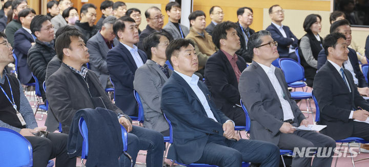 [전주=뉴시스] 21일 오전 8시 전북특별자치도 대회의실에서 열린 3월 새로운 전북포럼에 김관영 전북지사와 참석자들이 정은미 산업연구원 성장동력산업본부장의 '한국산업의 성장동력과 주요원인' 이란 주제의 특강을 듣고 있다. 2024.03.21 (사진= 전북자치도 제공)  *재판매 및 DB 금지