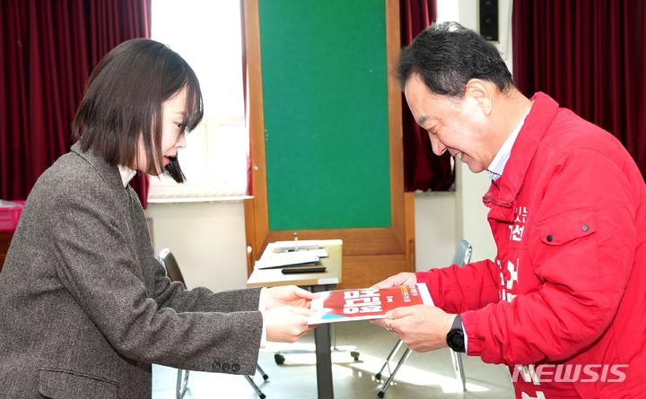 [제천=뉴시스] 이병찬 기자 = 22대 총선 충북 제천단양 선거구의 국민의힘 엄태영 후보가 21일 제천시 선거관리위원회에서 후보 등록 서류를 제출하고 있다.(사진=엄태영 후보 캠프 제공)2024.03.21.photo@newsis.com 