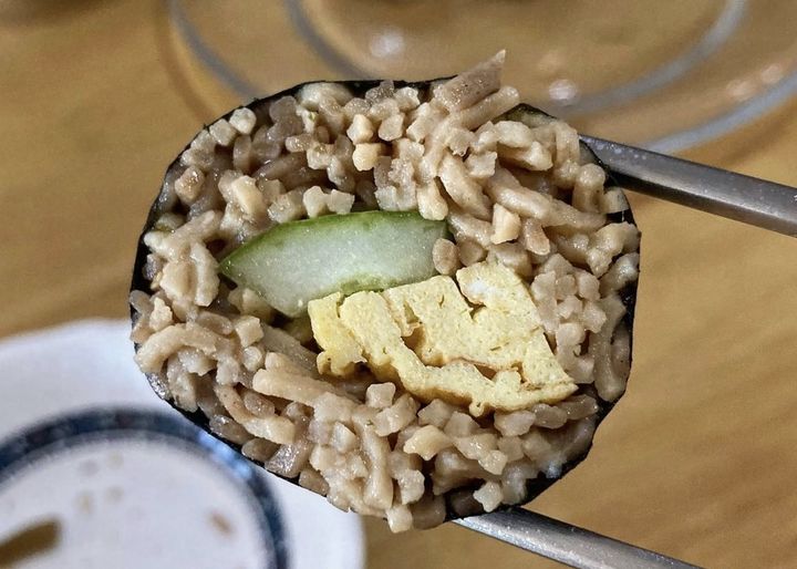 [서울=뉴시스] 캘리포니아대학교 데이비스(UC데이비스) 연구진이 알츠하이머병에 걸린 생쥐에게 7개월간 케토식을 배급한 결과 알츠하이머 초기에 발생하는 기억력 감퇴 증상이 지연되는 결과가 나왔다. 사진은 밀가루가 들어가지 않은 메밀면 키토 김밥. 2024.3.21. *재판매 및 DB 금지