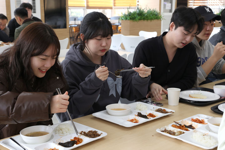 [울산=뉴시스] 구미현 기자 = 21일 울산대 천원의 아침밥을 이용하는 재학생들 (울산대 제공) *재판매 및 DB 금지