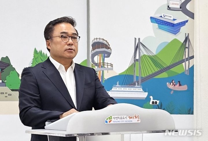 [제천=뉴시스] 이병찬 기자 = 22대 총선 충북 제천단양 선거구 무소속 권석창 후보가 21일 제천시청에서 불출마 번복 경위를 설명하고 있다.2024.03.21.bclee@newsis.com