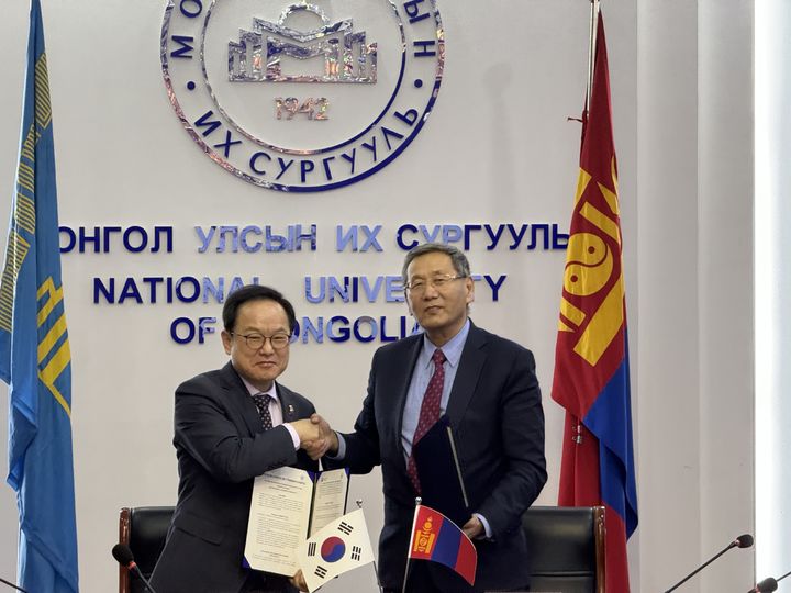 [서울=뉴시스] 몽골을 방문 중인 김승호 인사혁신처장이 21일 뎅데브 바다르치(Dendev Badarch) 몽골국립대 총장과 '대한민국 인사행정 비교연구' 과목 신설을 위한 양해각서를 체결했다. 2024.03.21. (사진=인사혁신처 제공) *재판매 및 DB 금지