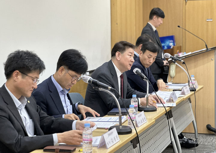 21일 서울 여의도 금융투자교육원에서 저축은행중앙회 오화경 회장(가운데)과 임원들이 지난해 업계 영업실적에 대해 설명하고 있다. (사진=저축은행중앙회 제공) *재판매 및 DB 금지